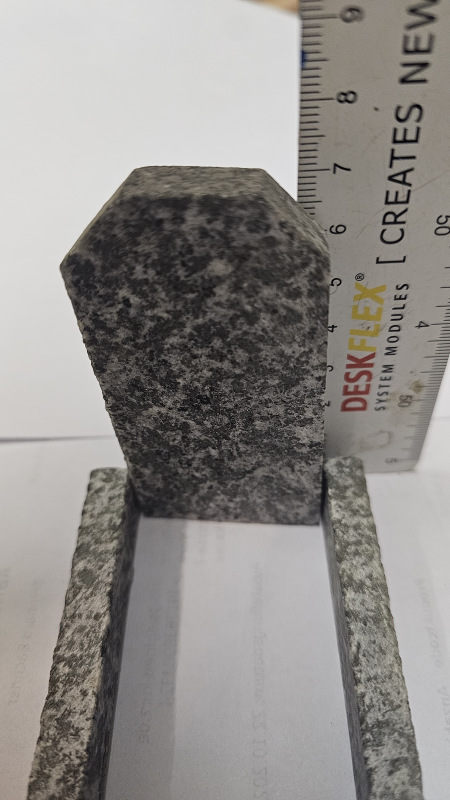 Grabstein gefast aus Granit, 1:22,5 1