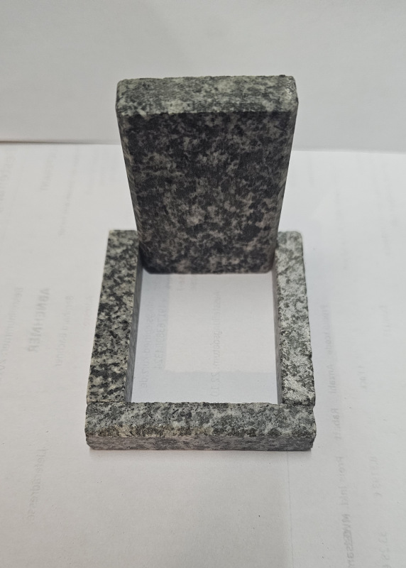 Grabstein eckig aus Granit, 1:22,5