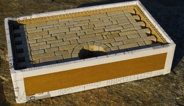 B-04 Segment Mauer mit Durchlaß,fertig geklebt 1:22,5