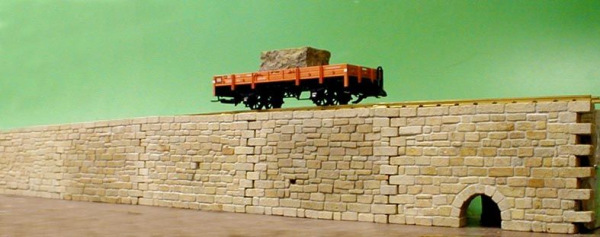 B-04 Segment Mauer mit Durchlaß,fertig geklebt 1:22,5 1