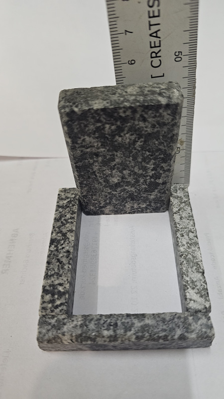 Grabstein eckig aus Granit, 1:22,5 1