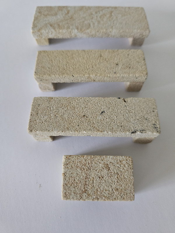Set Bänke aus Sandstein, fertig geklebt 1